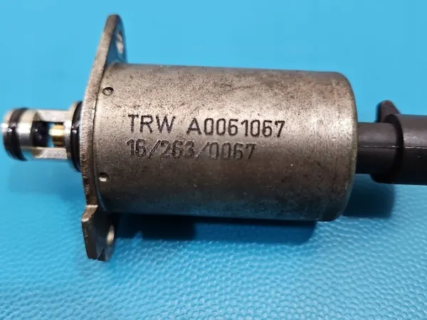 Soupape Servotronic Maserati OEM A0061067 - Occasion image 3