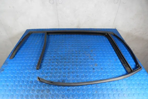 Junta ventana puerta derecha trasera OEM 5G9839431A image 2