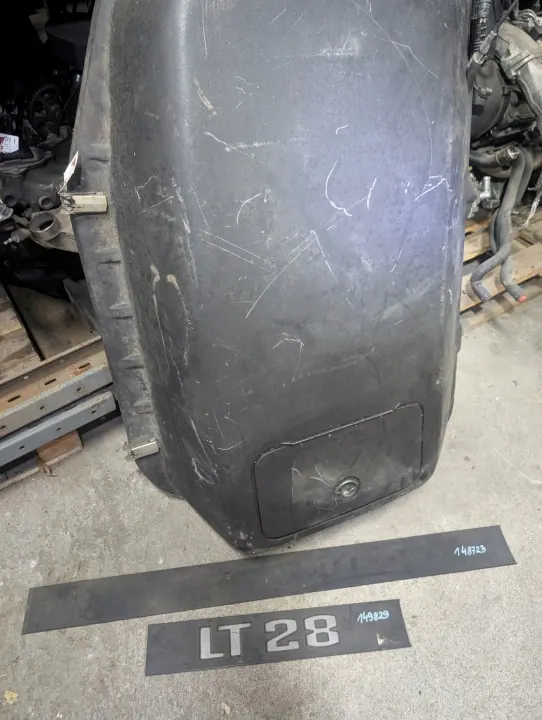 Tapa motor VW LT28 OEM 281801353E - Usado image 2