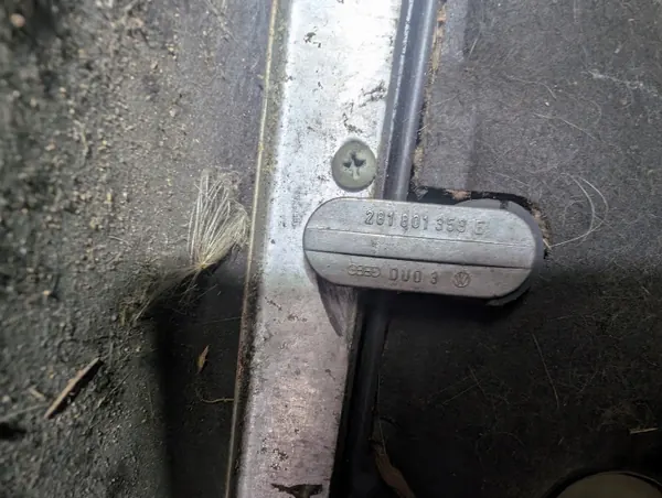 Tapa motor VW LT28 OEM 281801353E - Usado image 5