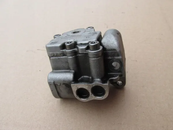 Bomba de aceite Audi Q5 2.0 TDI OEM 03L115109 - Usada image 3
