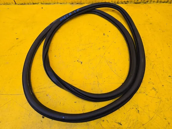 Audi A1 82A voorportier links afdichting OEM 82G831721B image 3