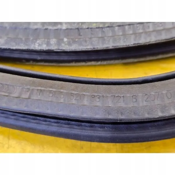 Audi A1 82A voorportier links afdichting OEM 82G831721B image 4
