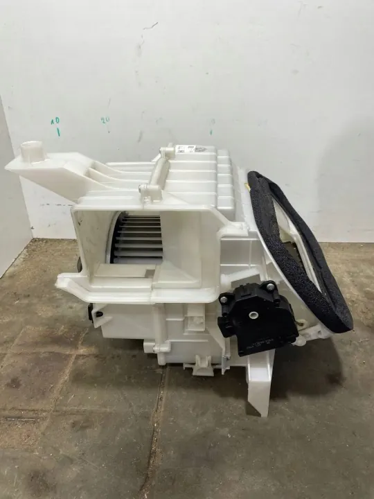 Aston Martin Vantage puhallinkotelon kotelo OEM 4432103763 image 3