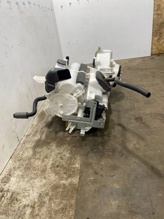 Aston Martin Vantage puhallinkotelon kotelo OEM 4432103763 image 7