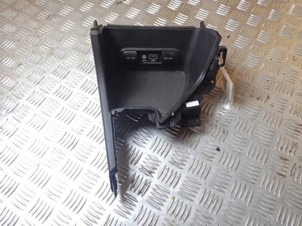 Prise USB Kia Sportage OEM 84680F1010WK Console image 2