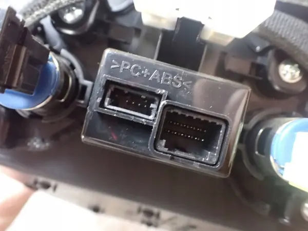 Prise USB Kia Sportage OEM 84680F1010WK Console image 4
