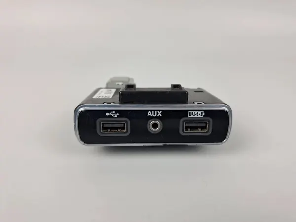 Enchufe USB OEM 07356755450 para Fiat 500X image 3