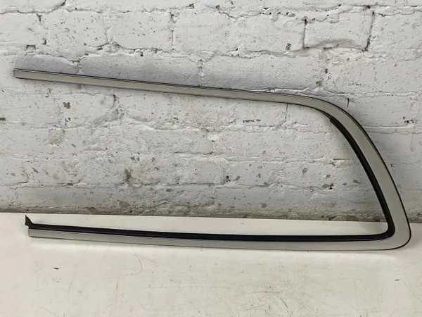 Moulure vitre arrière Chrysler Pacifica OEM 68227296AD image 2