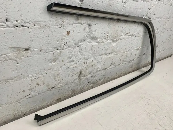 Moulure vitre arrière Chrysler Pacifica OEM 68227296AD image 3