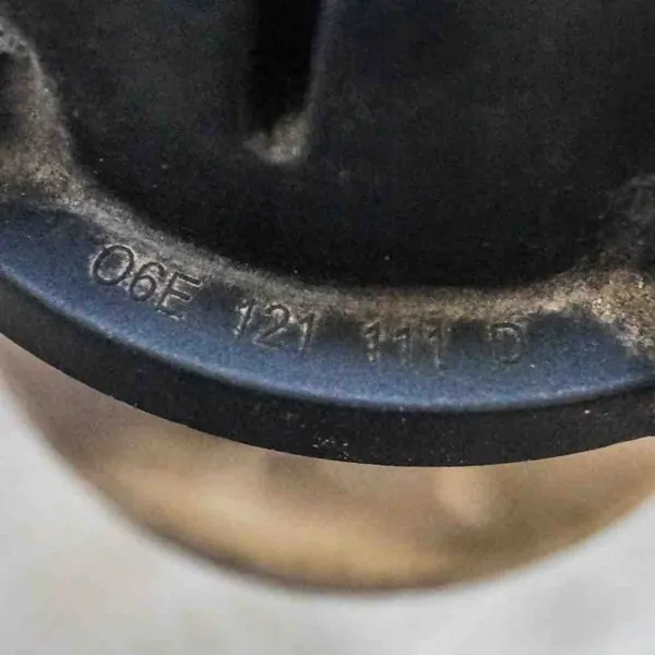 Carcasa de termostato Audi A4 3.2L image 4