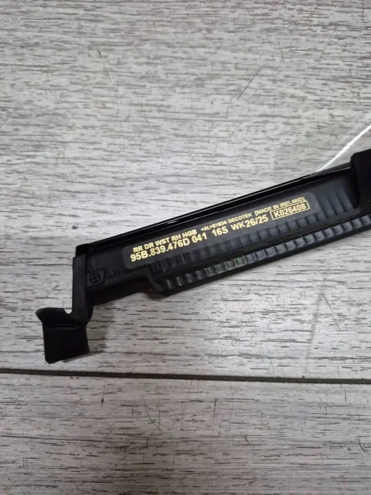 Porsche Macan Dörrtätning OEM 95B839120B Höger Bak image 6