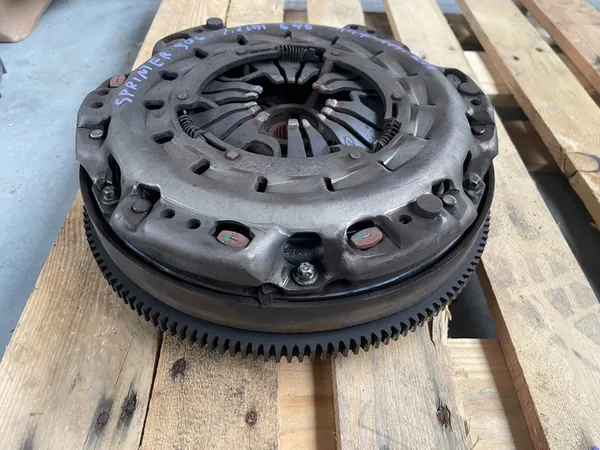 Kaksoismassavoltti Mercedes Sprinter W906 2.2 CDI image 3