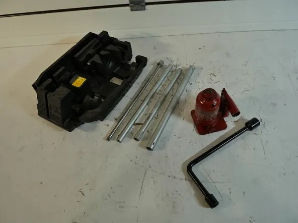 Clé de roue cric en polystyrène Renault Master III IV 997501544R image 1