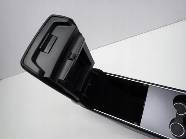 Tunnel d'accoudoir OEM 1766801-00-A Tesla Model Y image 8