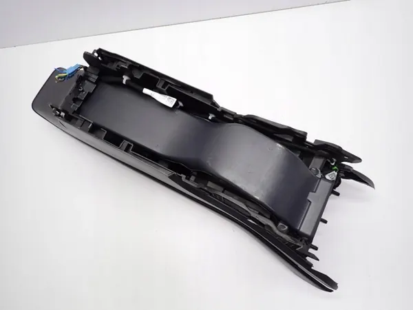 Tunnel d'accoudoir OEM 1766801-00-A Tesla Model Y image 9