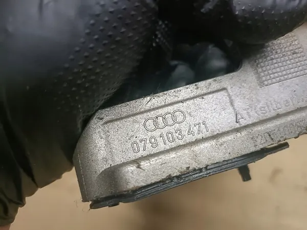 AUDI A6 C6 4.2 FSI Ventilocksgummität Vänster 079103471AT image 2