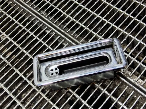 Cinzeiro traseiro Jaguar XJS OEM SKE55552 - Usado image 3