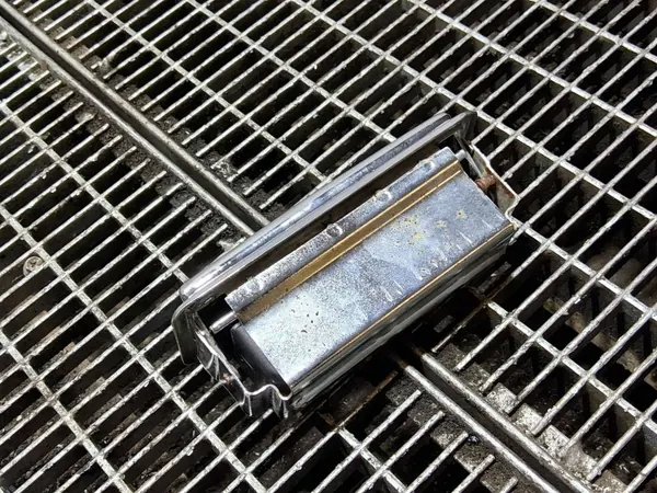 Cinzeiro traseiro Jaguar XJS OEM SKE55552 - Usado image 5