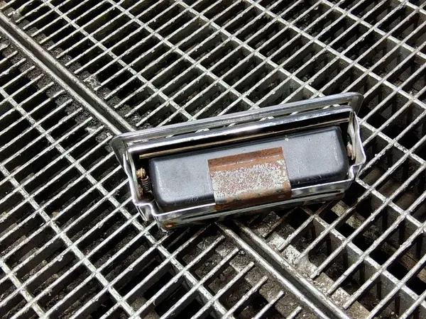 Cinzeiro traseiro Jaguar XJS OEM SKE55552 - Usado image 6