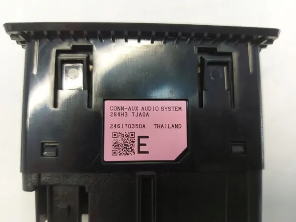 Enchufe USB Nissan OEM 284H37JA0A - Pieza original image 4