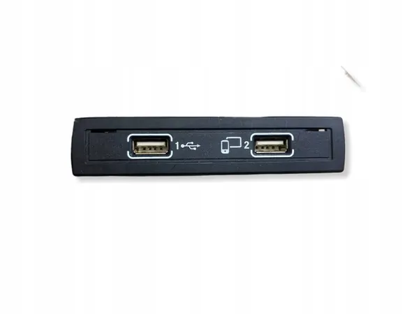 Enchufe USB Mercedes-Benz OEM A1728202000 - Usado image 2