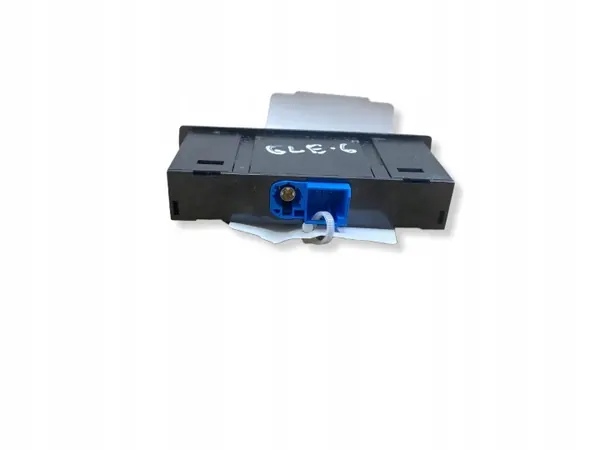 Enchufe USB Mercedes-Benz OEM A1728202000 - Usado image 3