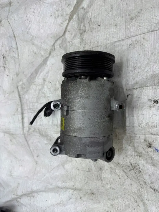 Compresseur A/C Ford AV61-19D629-CC - OEM d'occasion image 2