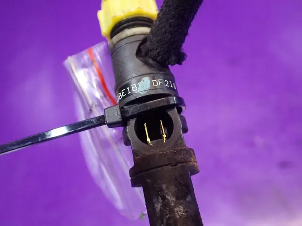 Ford OE 2T1Q-9F593-AA Injektor image 3