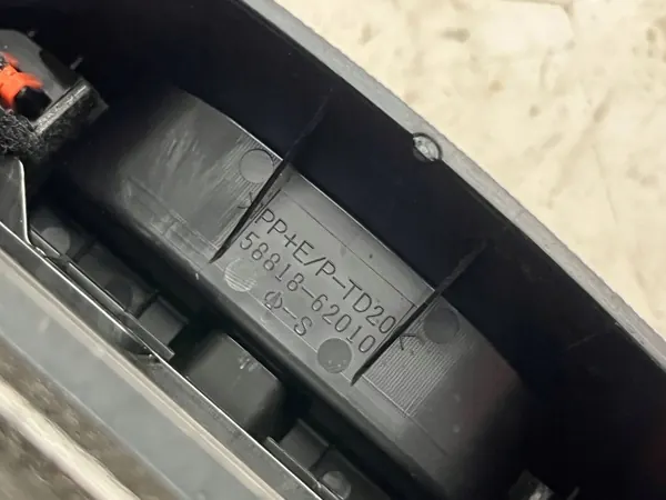 Accoudoir console Toyota Mirai OEM 5881862010 image 10