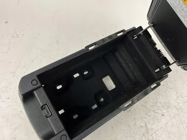 Accoudoir console Toyota Mirai OEM 5881862010 image 8
