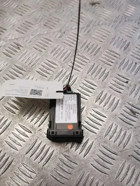 Enchufe USB Lexus NX 2016 OEM 8919078010 image 3