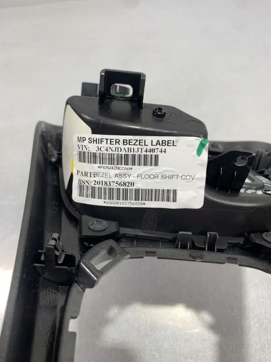 Consola central Jeep Compass OEM FBZ18518 Usado image 3