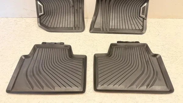 BMW OEM 2461168 rubber vloermatten set voor G20 G21 G22 G23 G26 image 3