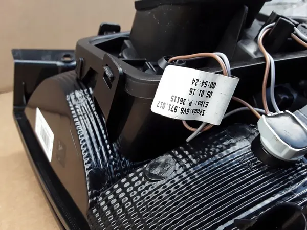 Lámpara trasera izquierda SKODA Fabia III 2016 image 10