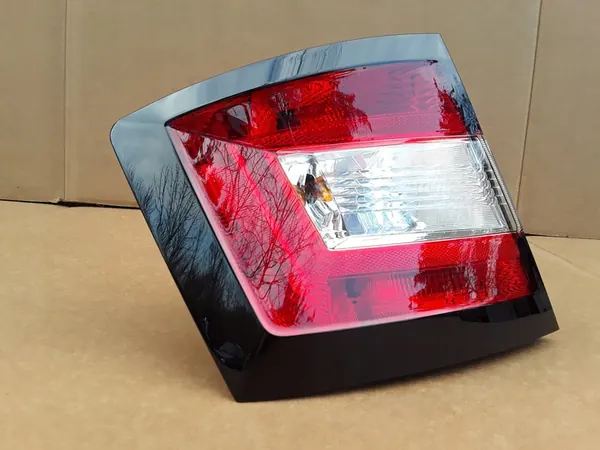 Lámpara trasera izquierda SKODA Fabia III 2016 image 2