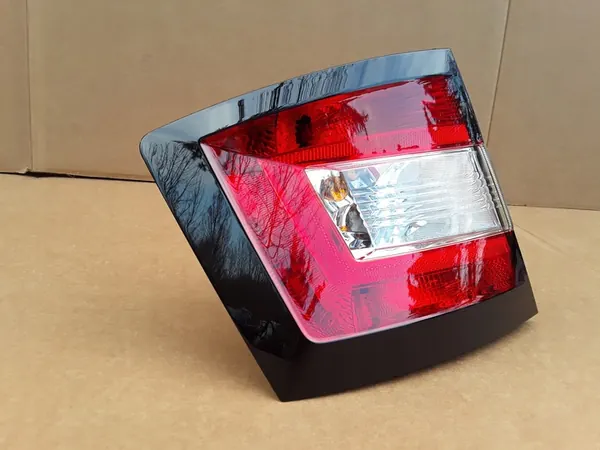 Lámpara trasera izquierda SKODA Fabia III 2016 image 3