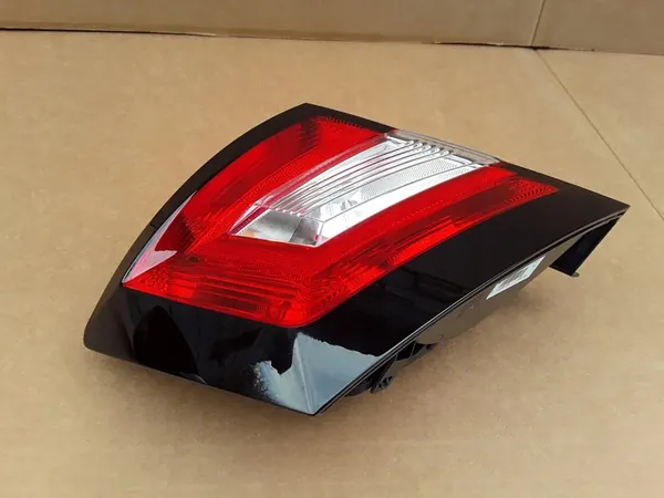 Lámpara trasera izquierda SKODA Fabia III 2016 image 5