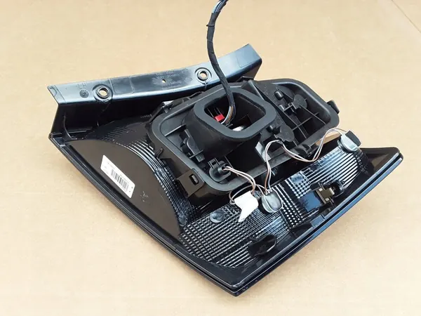 Lámpara trasera izquierda SKODA Fabia III 2016 image 7