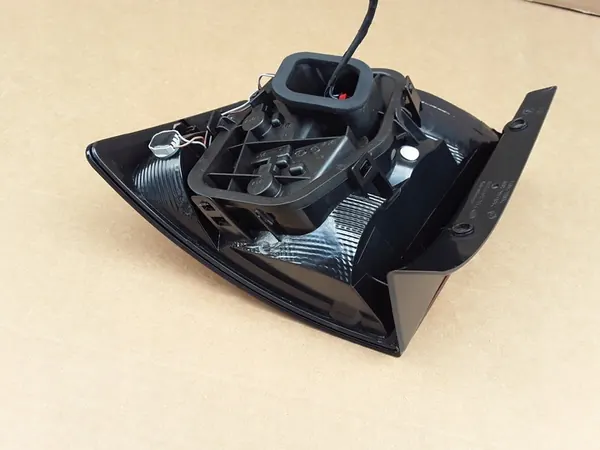 Lámpara trasera izquierda SKODA Fabia III 2016 image 8