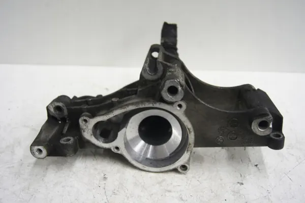 BMW 5' G31 waterpompbeugel OEM 8574052 image 2