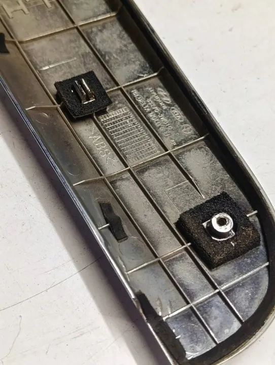 Moldura Puerta KIA Sportage OEM 832703W010S6 Izquierda Trasera image 3