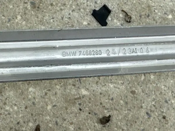 BMW X5 G05 Diesel Bränsletanksrem Höger OEM 7468280 image 3
