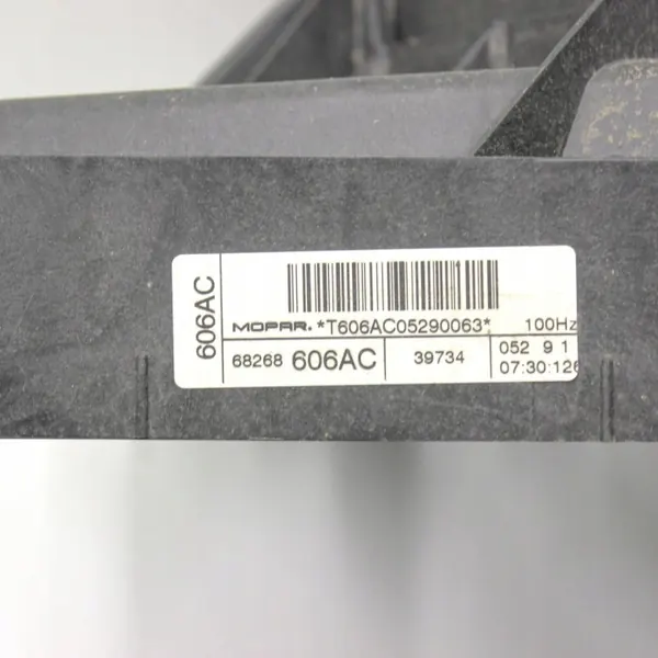 Begagnad Dodge fläktkåpa OEM 68268606AC image 10