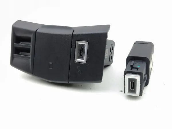 Tomada USB Peugeot 308 OEM 98483947V 2022 image 2