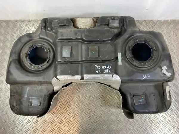 Jeep Grand Cherokee WL Polttoainesäiliö OEM 68159140AF image 4
