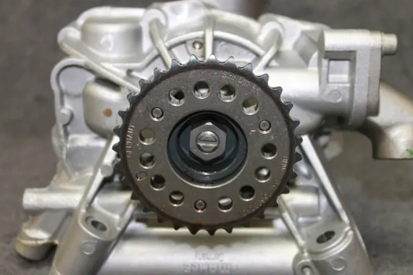 Pompe à huile BMW OEM 8601072 - Kilométrage bas image 6