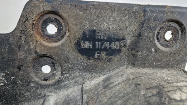 Mitsubishi L200 4 Lokasuoja OEM MN117448 Oikea Etu image 6