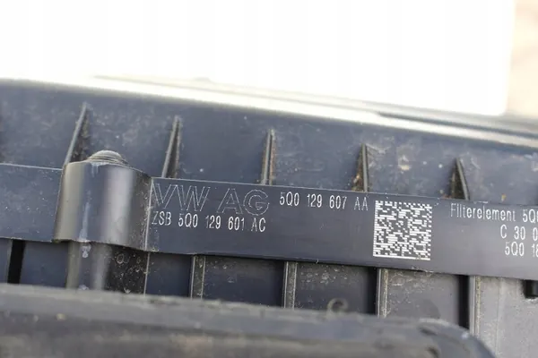 Begagnat Luftfilterhus OEM 5Q0129607AA för Audi A3 image 4