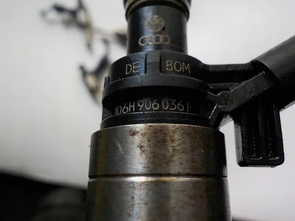 Iniettore AUDI A4 B8 1.8 TFSI 0261500057 06H906036F image 2